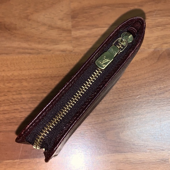 Authentic Louis Vuitton Taiga Zip Around Bifold Wallet - Picture 6 of 16